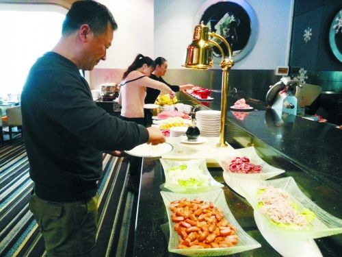 在一家飯店內(nèi)，原本是輔助業(yè)務(wù)的小火鍋則成了現(xiàn)在飯店的重要業(yè)務(wù)。